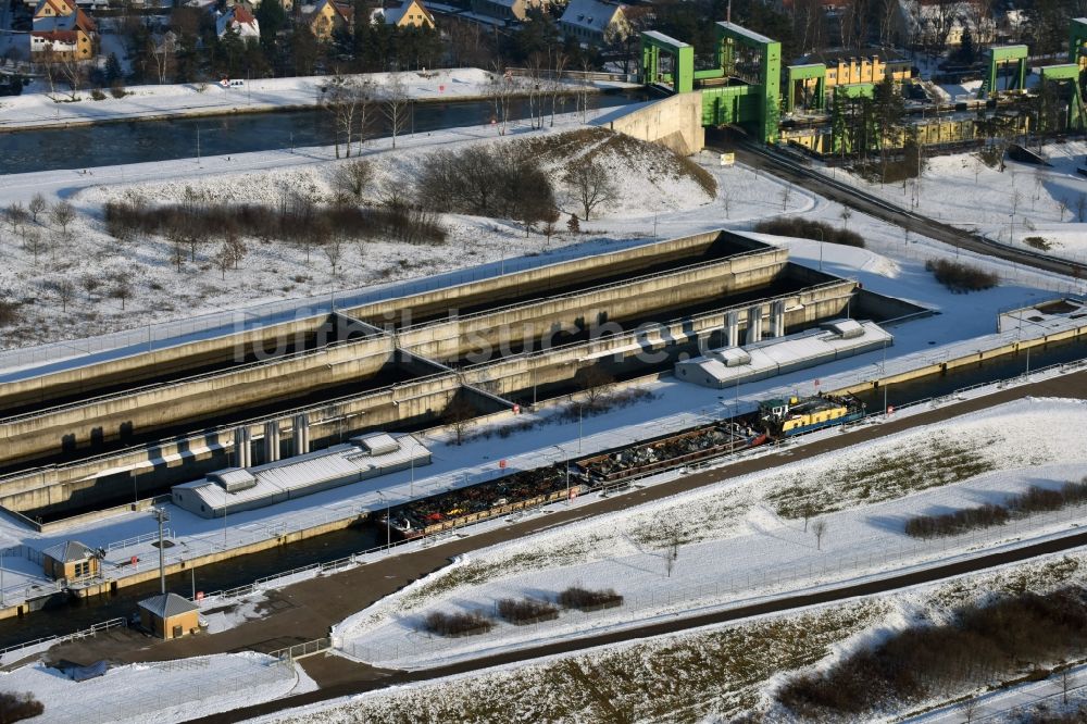 Rothensee aus der Vogelperspektive: Winterlich schneebedeckte Schleusenanlage am Ufer der Wasserstraße Mittellandkanal und dem Rothenseer Verbindungskanal in Rothensee im Bundesland Sachsen-Anhalt