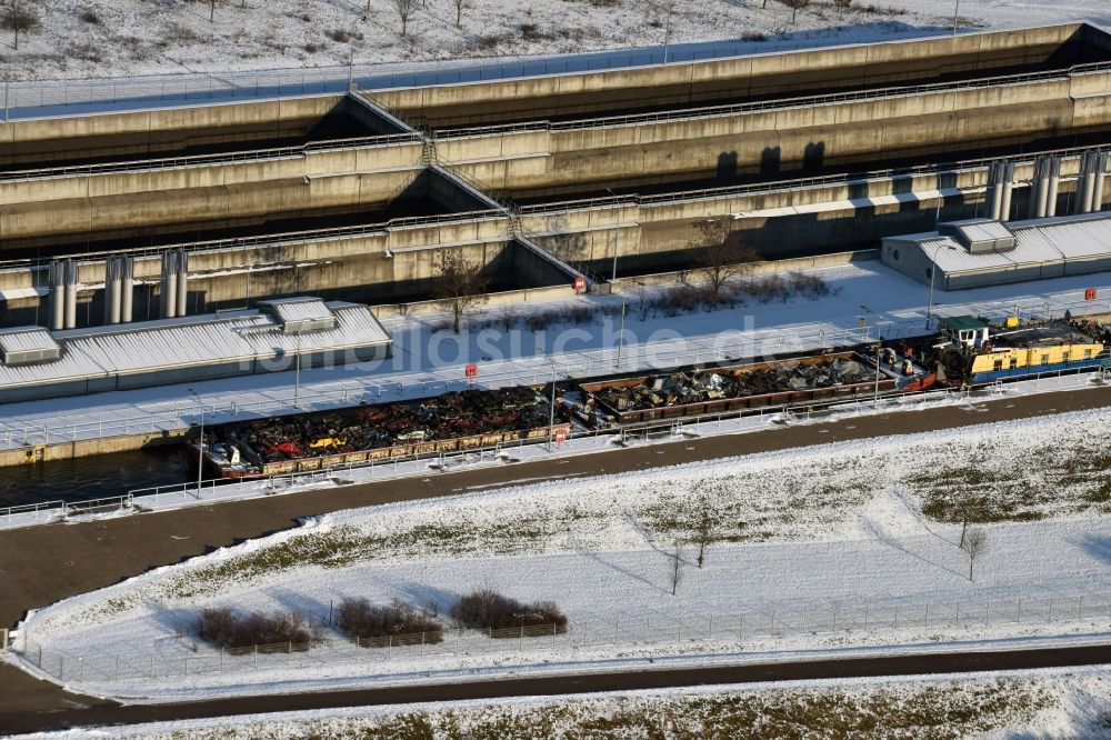 Luftbild Rothensee - Winterlich schneebedeckte Schleusenanlage am Ufer der Wasserstraße Mittellandkanal und dem Rothenseer Verbindungskanal in Rothensee im Bundesland Sachsen-Anhalt