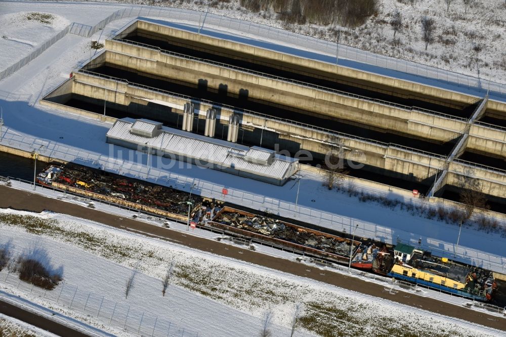 Luftaufnahme Rothensee - Winterlich schneebedeckte Schleusenanlage am Ufer der Wasserstraße Mittellandkanal und dem Rothenseer Verbindungskanal in Rothensee im Bundesland Sachsen-Anhalt