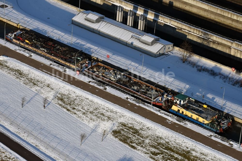 Rothensee von oben - Winterlich schneebedeckte Schleusenanlage am Ufer der Wasserstraße Mittellandkanal und dem Rothenseer Verbindungskanal in Rothensee im Bundesland Sachsen-Anhalt