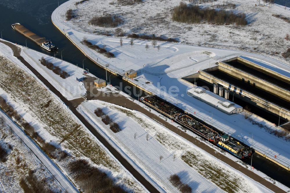 Rothensee aus der Vogelperspektive: Winterlich schneebedeckte Schleusenanlage am Ufer der Wasserstraße Mittellandkanal und dem Rothenseer Verbindungskanal in Rothensee im Bundesland Sachsen-Anhalt