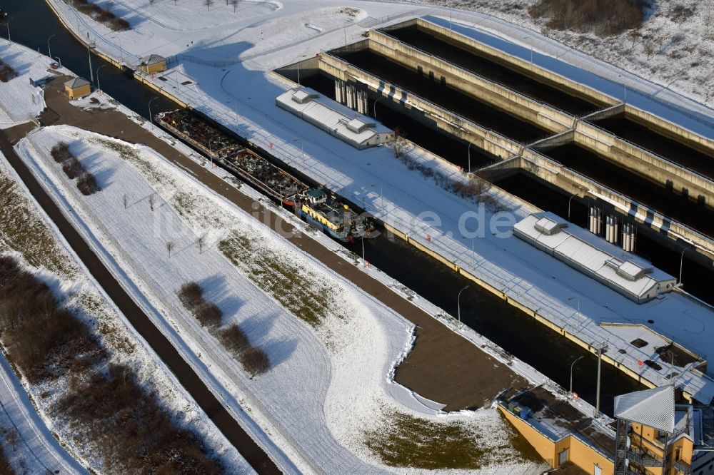 Luftbild Rothensee - Winterlich schneebedeckte Schleusenanlage am Ufer der Wasserstraße Mittellandkanal und dem Rothenseer Verbindungskanal in Rothensee im Bundesland Sachsen-Anhalt