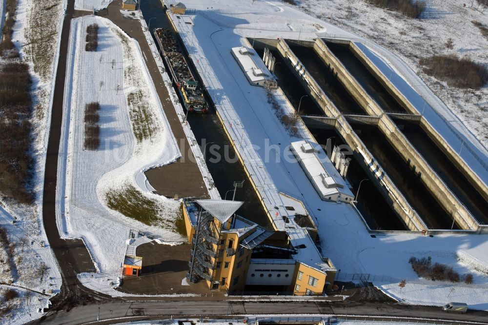 Luftaufnahme Rothensee - Winterlich schneebedeckte Schleusenanlage am Ufer der Wasserstraße Mittellandkanal und dem Rothenseer Verbindungskanal in Rothensee im Bundesland Sachsen-Anhalt