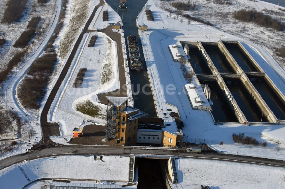 Rothensee von oben - Winterlich schneebedeckte Schleusenanlage am Ufer der Wasserstraße Mittellandkanal und dem Rothenseer Verbindungskanal in Rothensee im Bundesland Sachsen-Anhalt