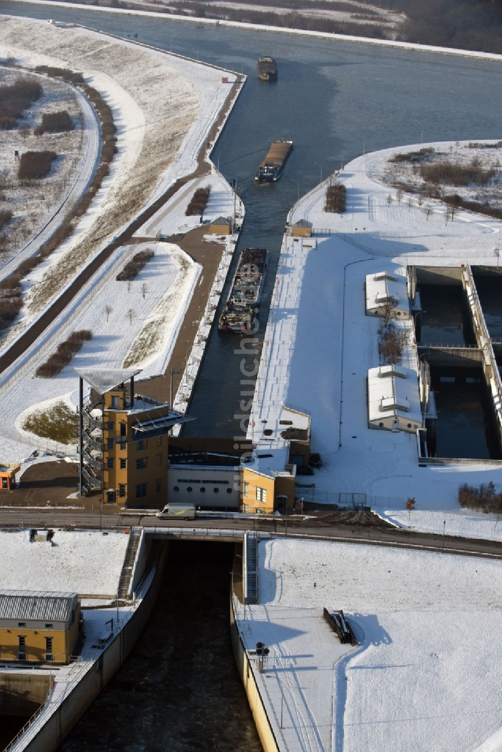 Rothensee aus der Vogelperspektive: Winterlich schneebedeckte Schleusenanlage am Ufer der Wasserstraße Mittellandkanal und dem Rothenseer Verbindungskanal in Rothensee im Bundesland Sachsen-Anhalt