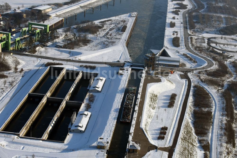 Luftbild Rothensee - Winterlich schneebedeckte Schleusenanlage am Ufer der Wasserstraße Mittellandkanal und dem Rothenseer Verbindungskanal in Rothensee im Bundesland Sachsen-Anhalt