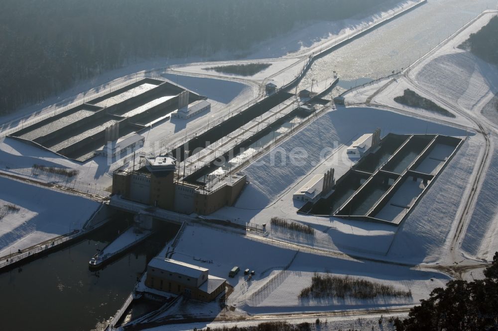 Luftaufnahme Hohenwarthe - Winterlich schneebedeckte Schleusenanlagen am Ufer des Elbe-Havel-Kanales in Hohenwarthe im Bundesland Sachsen-Anhalt