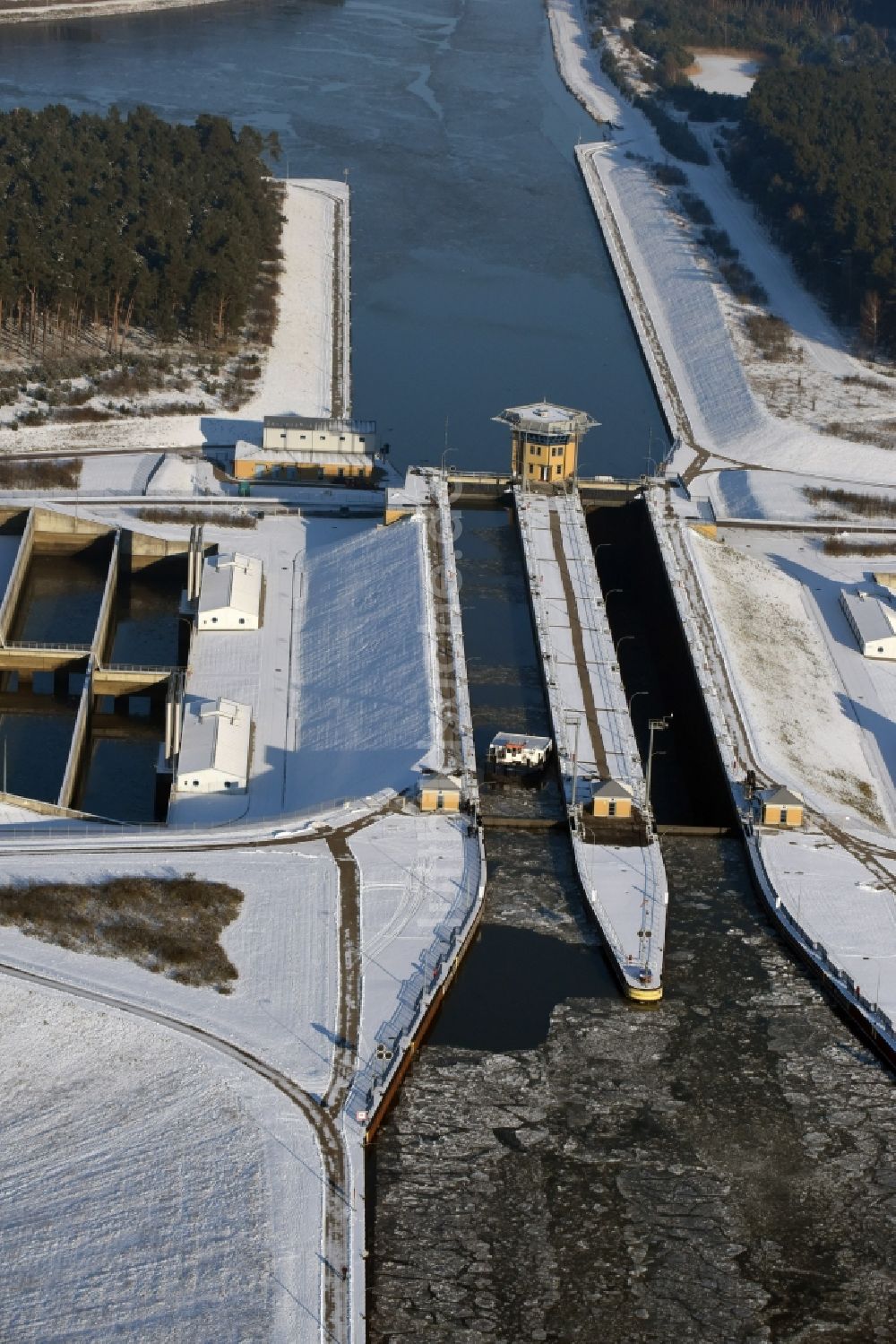 Hohenwarthe von oben - Winterlich schneebedeckte Schleusenanlagen am Ufer des Elbe-Havel-Kanales in Hohenwarthe im Bundesland Sachsen-Anhalt