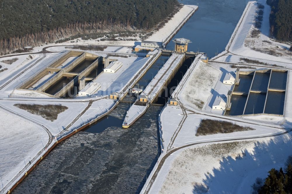 Luftbild Hohenwarthe - Winterlich schneebedeckte Schleusenanlagen am Ufer des Elbe-Havel-Kanales in Hohenwarthe im Bundesland Sachsen-Anhalt