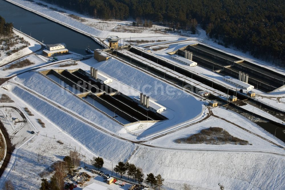 Hohenwarthe aus der Vogelperspektive: Winterlich schneebedeckte Schleusenanlagen am Ufer des Elbe-Havel-Kanales in Hohenwarthe im Bundesland Sachsen-Anhalt