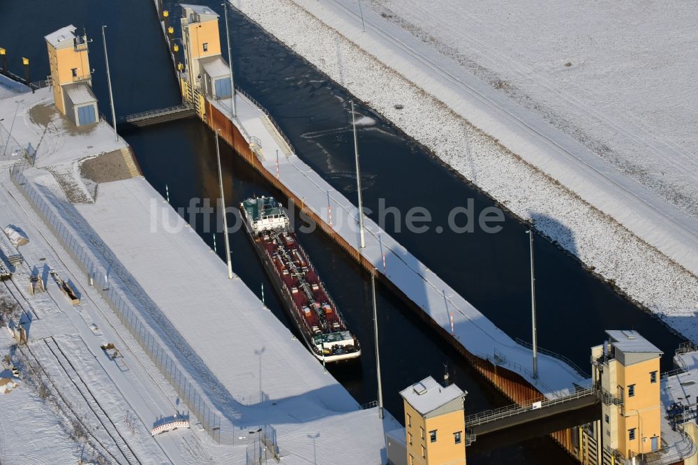 Magdeburg aus der Vogelperspektive: Winterlich schneebedeckte Schleusenanlagen am Ufer der Wasserstraße des am Abstiegskanal Rothensee in Magdeburg im Bundesland Sachsen-Anhalt