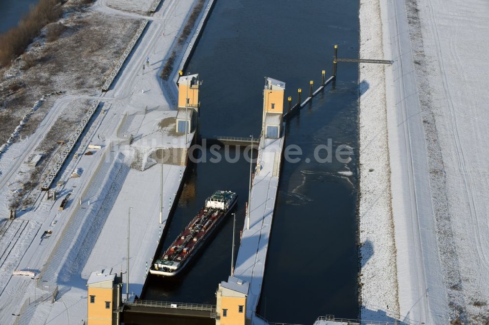 Magdeburg von oben - Winterlich schneebedeckte Schleusenanlagen am Ufer der Wasserstraße des am Abstiegskanal Rothensee in Magdeburg im Bundesland Sachsen-Anhalt