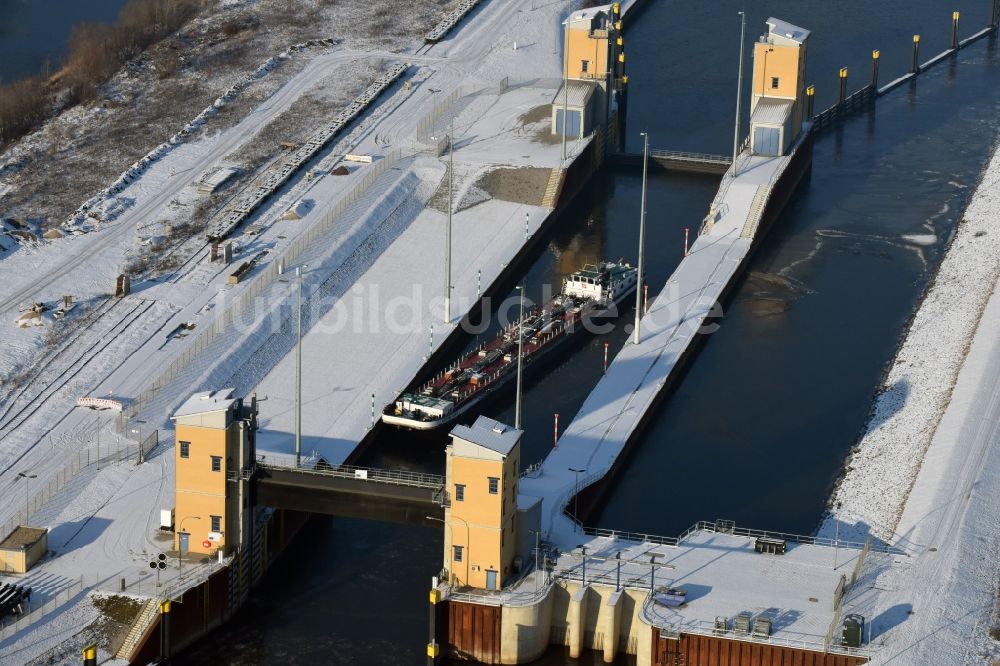 Magdeburg aus der Vogelperspektive: Winterlich schneebedeckte Schleusenanlagen am Ufer der Wasserstraße des am Abstiegskanal Rothensee in Magdeburg im Bundesland Sachsen-Anhalt