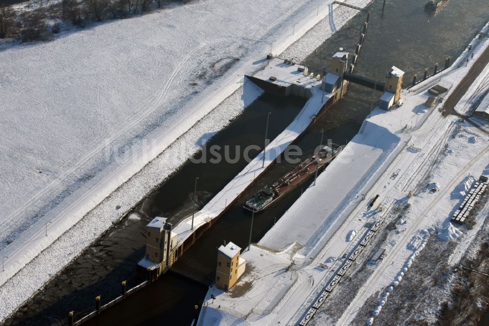 Luftbild Magdeburg - Winterlich schneebedeckte Schleusenanlagen am Ufer der Wasserstraße des am Abstiegskanal Rothensee in Magdeburg im Bundesland Sachsen-Anhalt