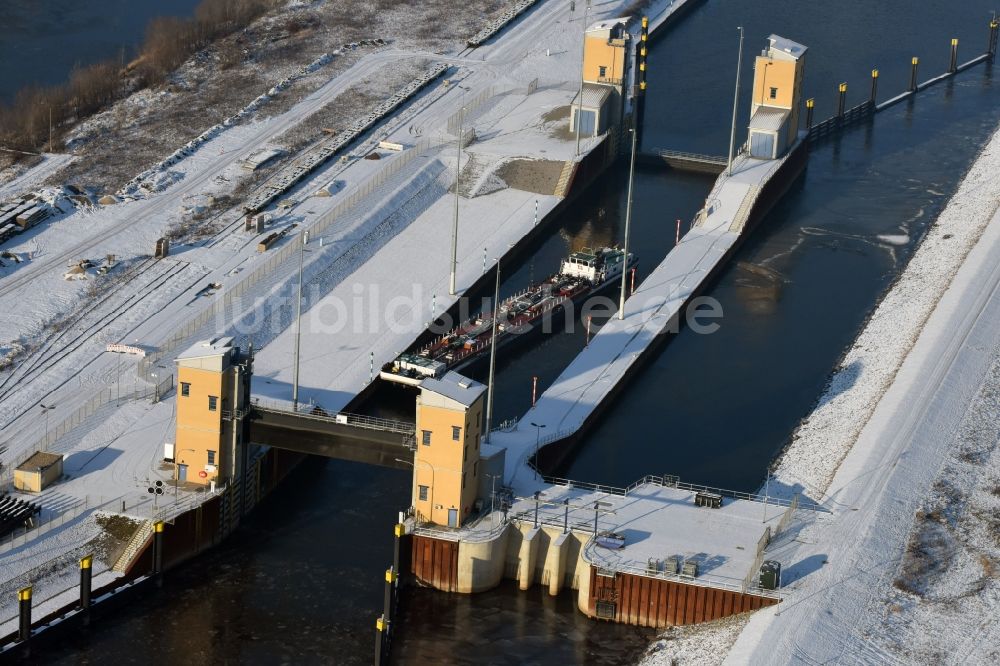 Luftaufnahme Magdeburg - Winterlich schneebedeckte Schleusenanlagen am Ufer der Wasserstraße des am Abstiegskanal Rothensee in Magdeburg im Bundesland Sachsen-Anhalt