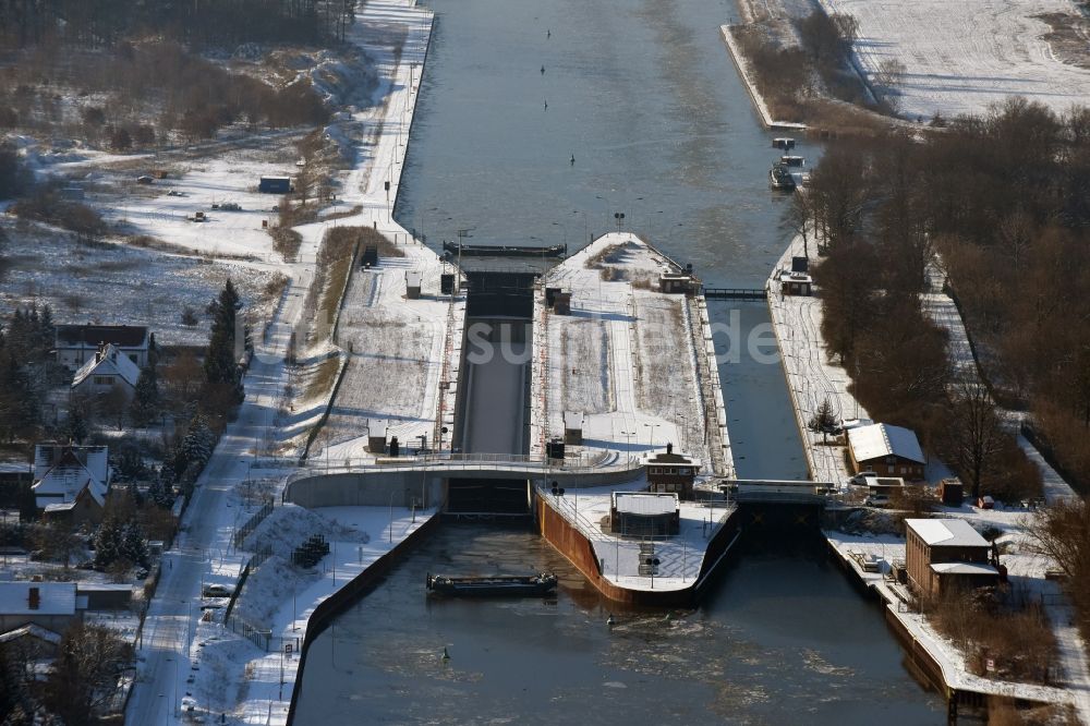 Luftbild Wusterwitz - Winterlich schneebedeckte Schleusenanlagen am Ufer der Wasserstraße des Elbe-Havel-Kanales in Wusterwitz im Bundesland Brandenburg