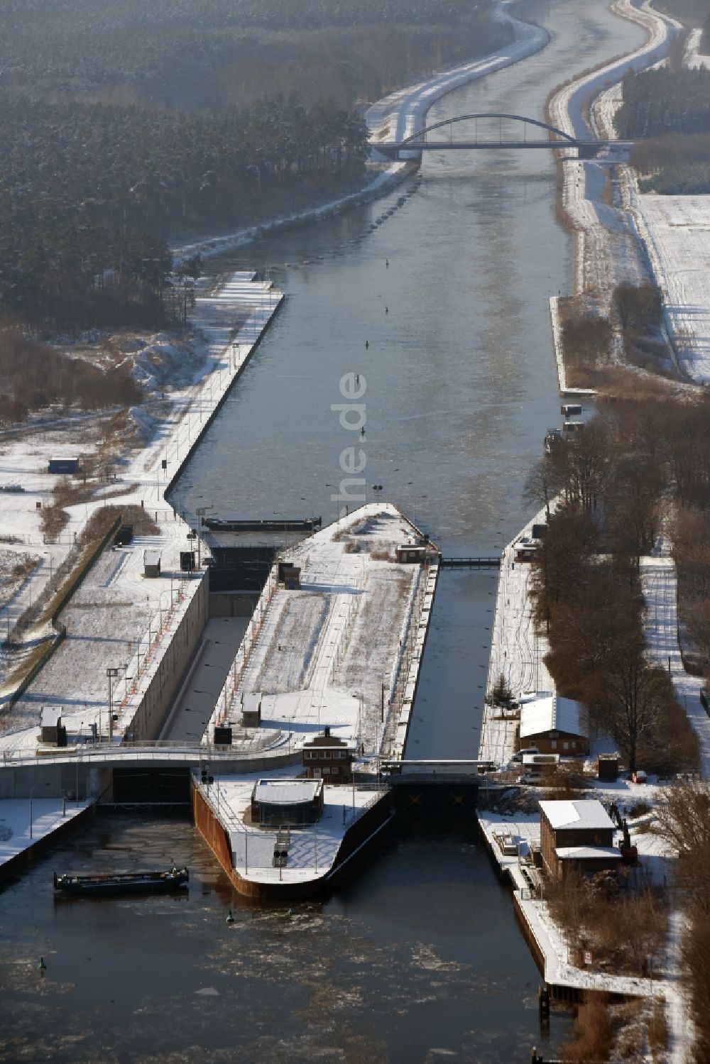 Luftaufnahme Wusterwitz - Winterlich schneebedeckte Schleusenanlagen am Ufer der Wasserstraße des Elbe-Havel-Kanales in Wusterwitz im Bundesland Brandenburg