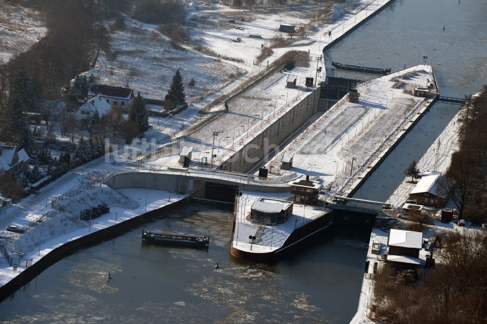 Wusterwitz von oben - Winterlich schneebedeckte Schleusenanlagen am Ufer der Wasserstraße des Elbe-Havel-Kanales in Wusterwitz im Bundesland Brandenburg