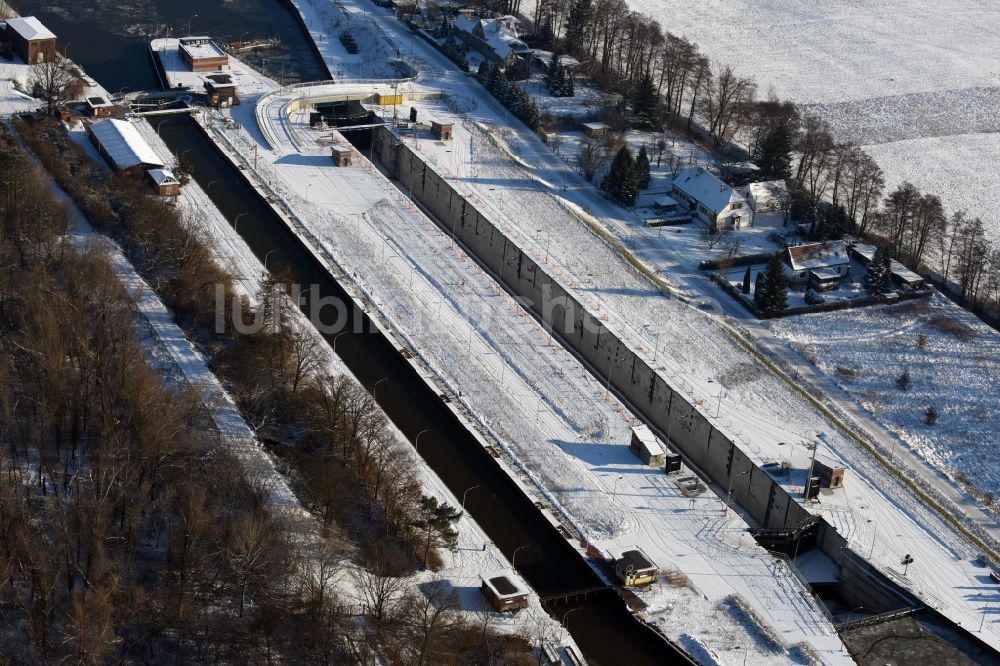 Luftbild Wusterwitz - Winterlich schneebedeckte Schleusenanlagen am Ufer der Wasserstraße des Elbe-Havel-Kanales in Wusterwitz im Bundesland Brandenburg