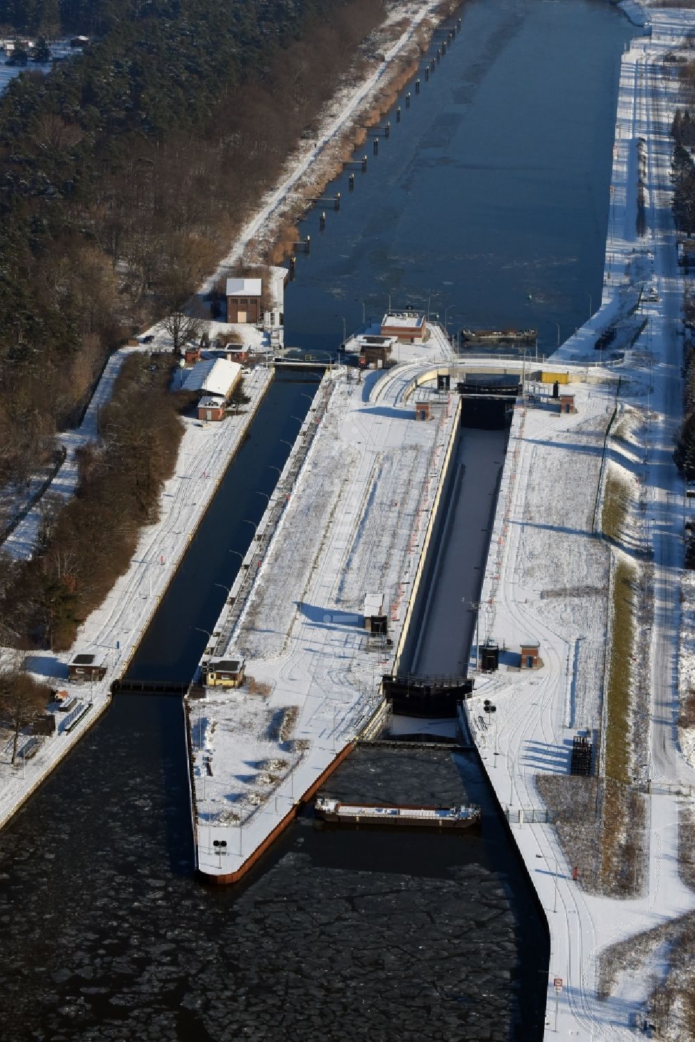 Luftaufnahme Wusterwitz - Winterlich schneebedeckte Schleusenanlagen am Ufer der Wasserstraße des Elbe-Havel-Kanales in Wusterwitz im Bundesland Brandenburg