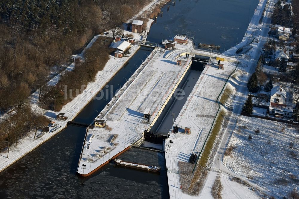 Wusterwitz von oben - Winterlich schneebedeckte Schleusenanlagen am Ufer der Wasserstraße des Elbe-Havel-Kanales in Wusterwitz im Bundesland Brandenburg