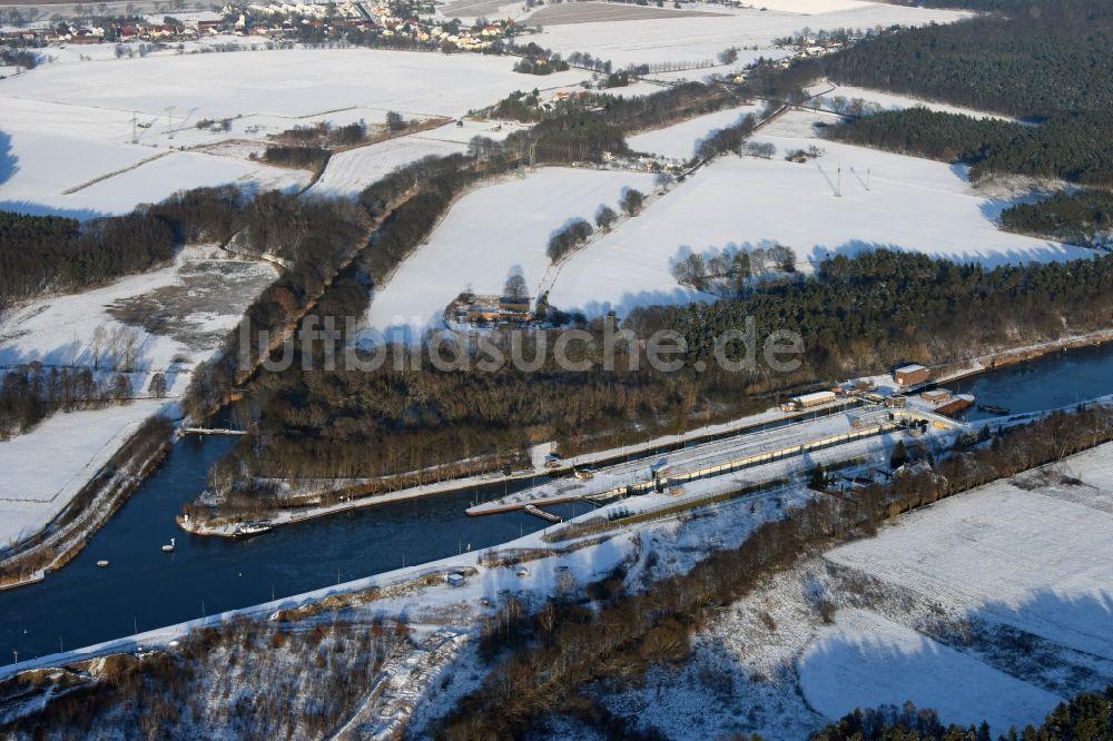 Luftbild Wusterwitz - Winterlich schneebedeckte Schleusenanlagen am Ufer der Wasserstraße des Elbe-Havel-Kanales in Wusterwitz im Bundesland Brandenburg