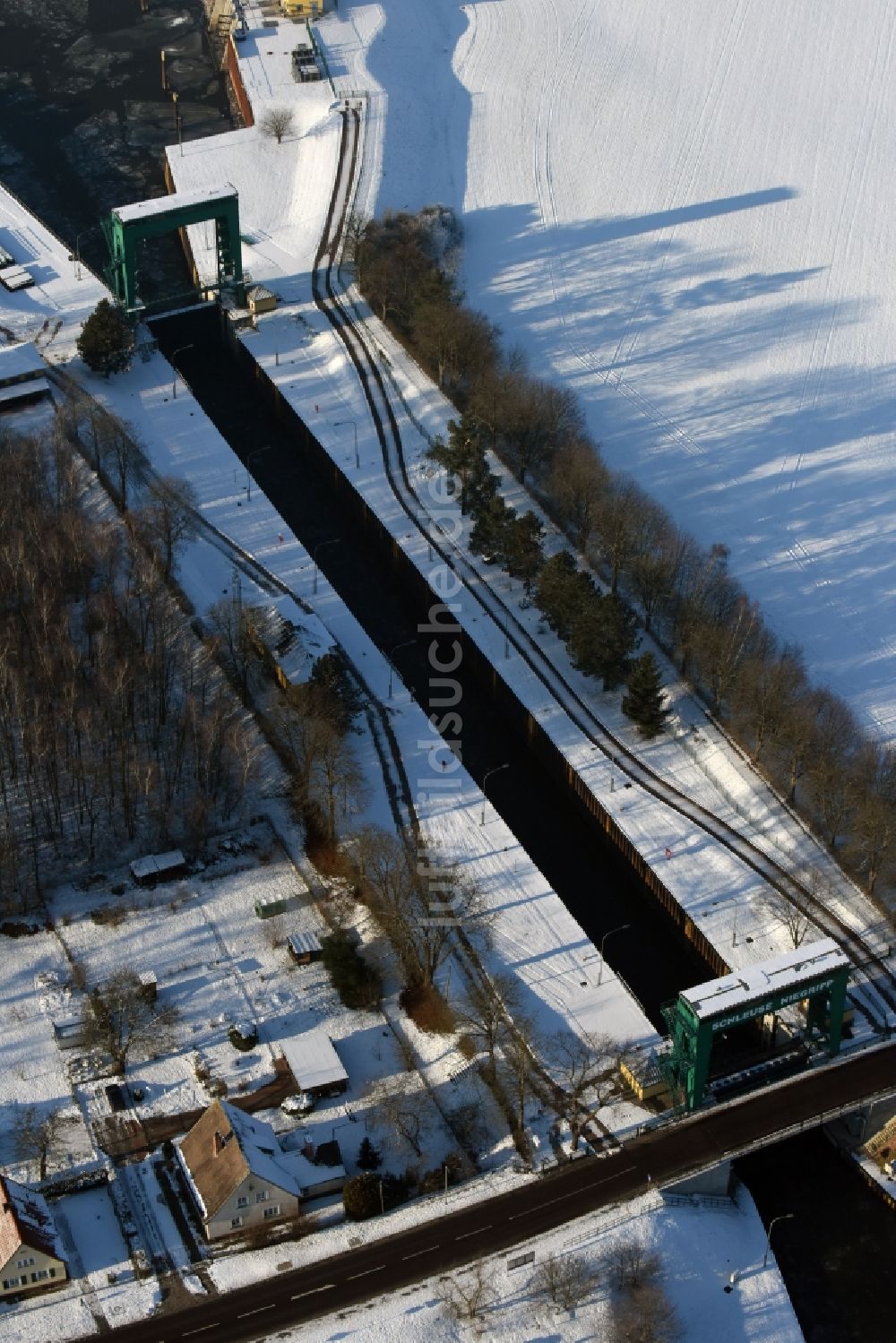 Luftaufnahme Niegripp - Winterlich schneebedeckte Schleusenanlagen am Ufer der Wasserstraße des Niegripper Verbindungskanales in Niegripp im Bundesland Sachsen-Anhalt