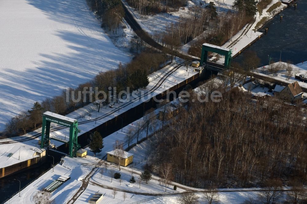 Niegripp aus der Vogelperspektive: Winterlich schneebedeckte Schleusenanlagen am Ufer der Wasserstraße des Niegripper Verbindungskanales in Niegripp im Bundesland Sachsen-Anhalt