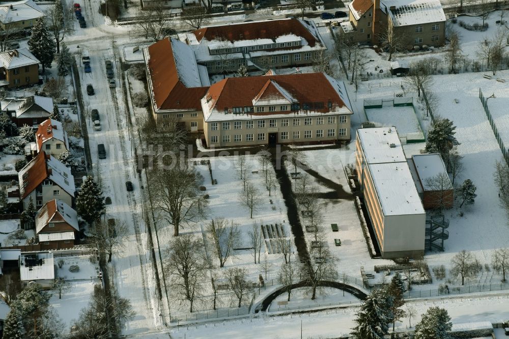 Berlin aus der Vogelperspektive: Winterlich schneebedeckte Schulgebäude und Pausenhof der BEST-Sabel-Grundschule in Berlin