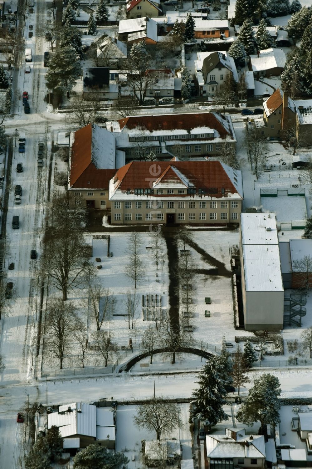 Luftbild Berlin - Winterlich schneebedeckte Schulgebäude und Pausenhof der BEST-Sabel-Grundschule in Berlin