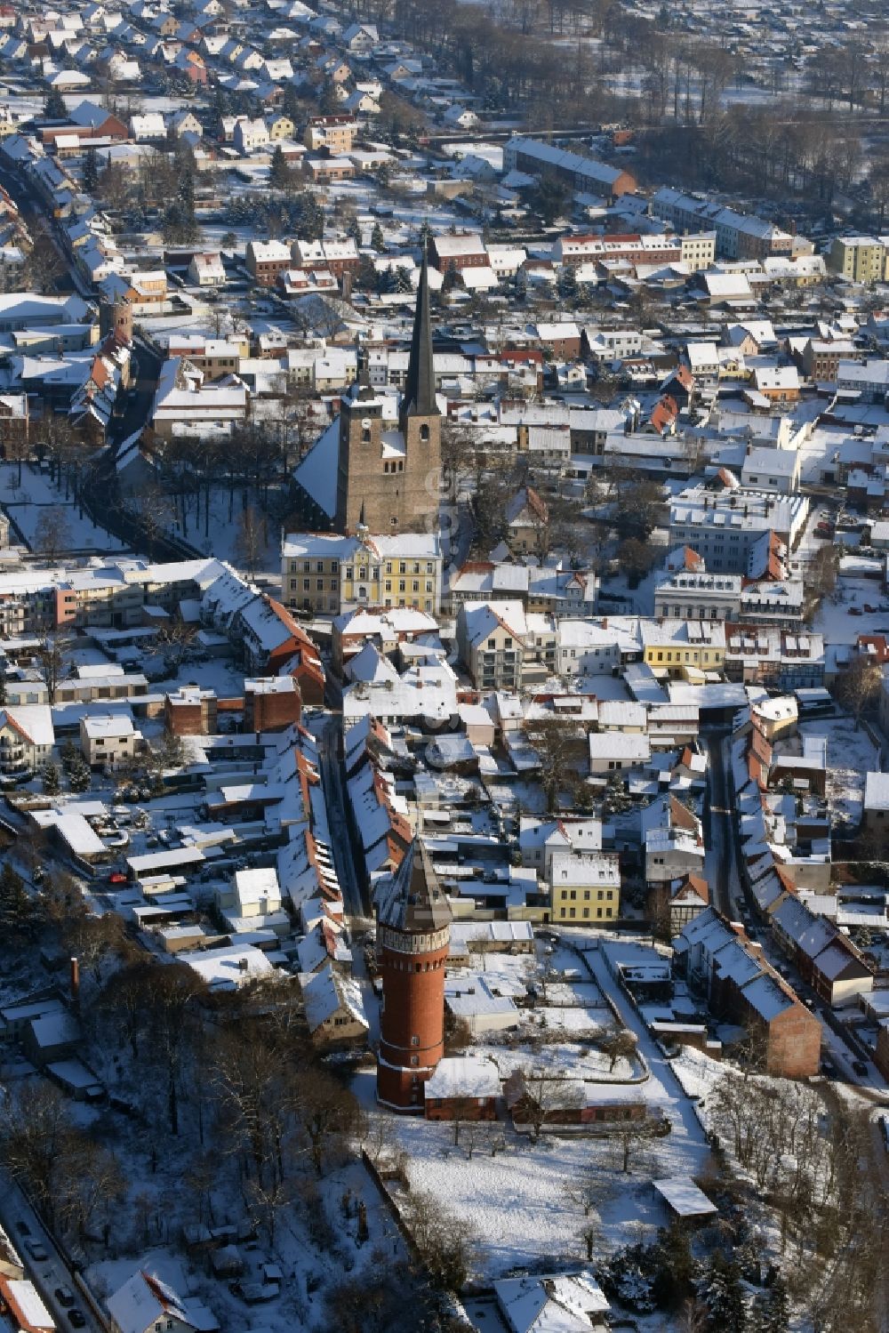 Burg von oben - Winterlich schneebedeckte Stadtansicht in Burg im Bundesland Sachsen-Anhalt