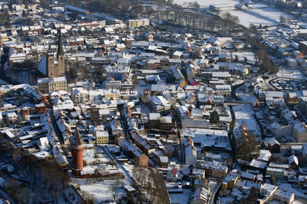 Burg aus der Vogelperspektive: Winterlich schneebedeckte Stadtansicht in Burg im Bundesland Sachsen-Anhalt