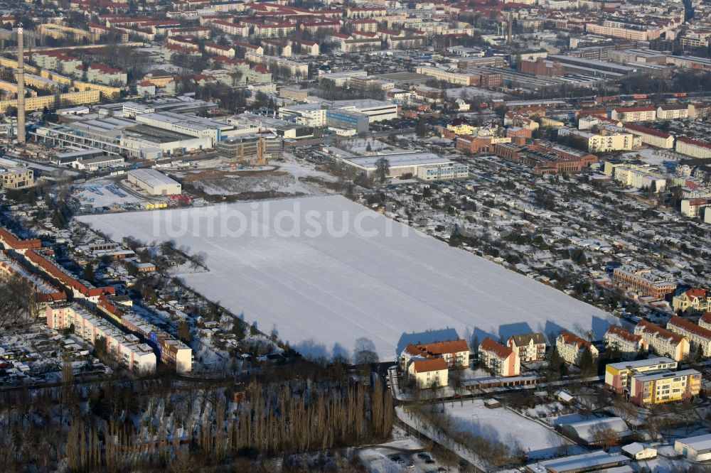 Luftbild Magdeburg - Winterlich schneebedeckte Strukturen auf landwirtschaftlichem Feld entlang der Braunschweiger Straße in Magdeburg im Bundesland Sachsen-Anhalt