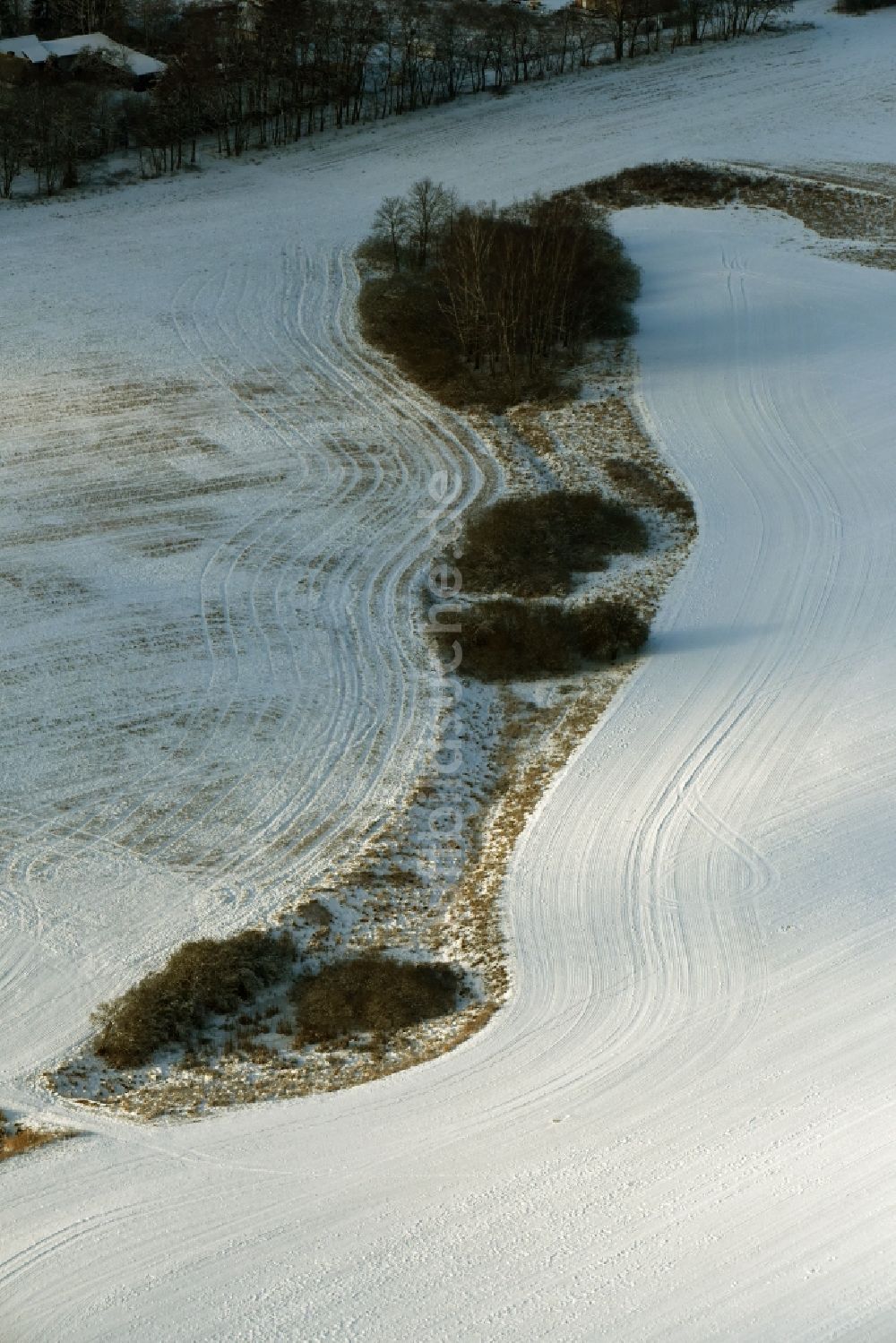 Luftaufnahme Altlandsberg - Winterlich schneebedeckte Strukturen auf landwirtschaftlichen Feldern in Altlandsberg im Bundesland Brandenburg