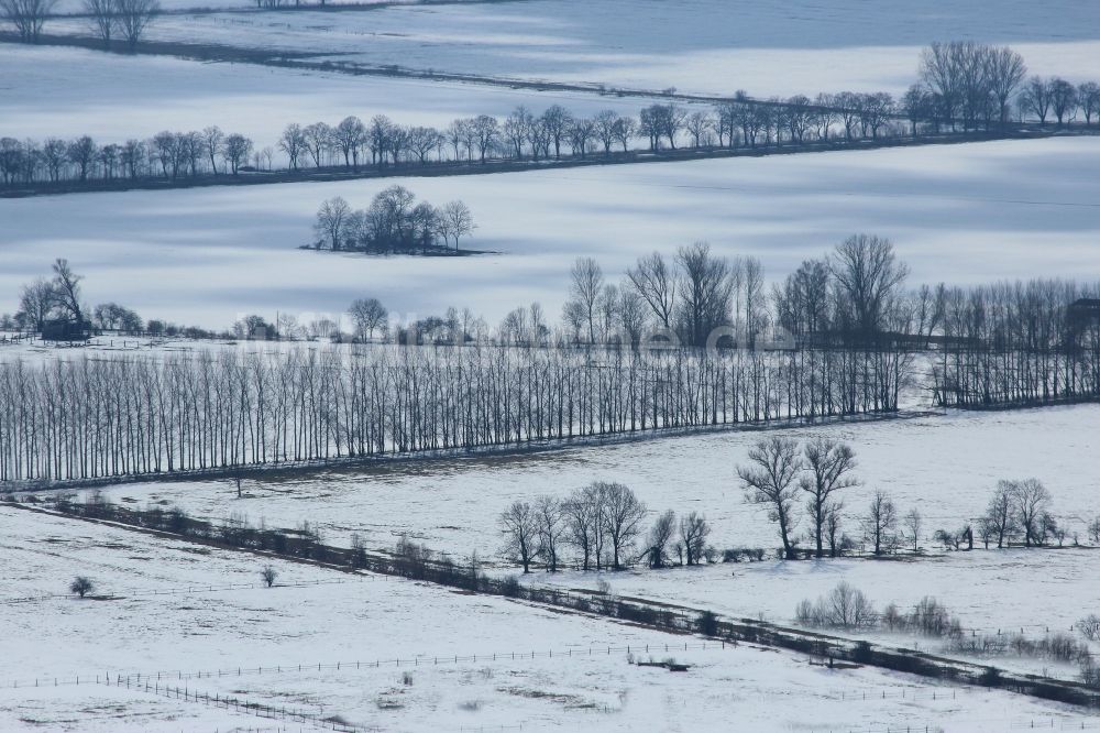 Luftbild Nauen - Winterlich schneebedeckte Strukturen auf landwirtschaftlichen Feldern in Nauen im Bundesland Brandenburg