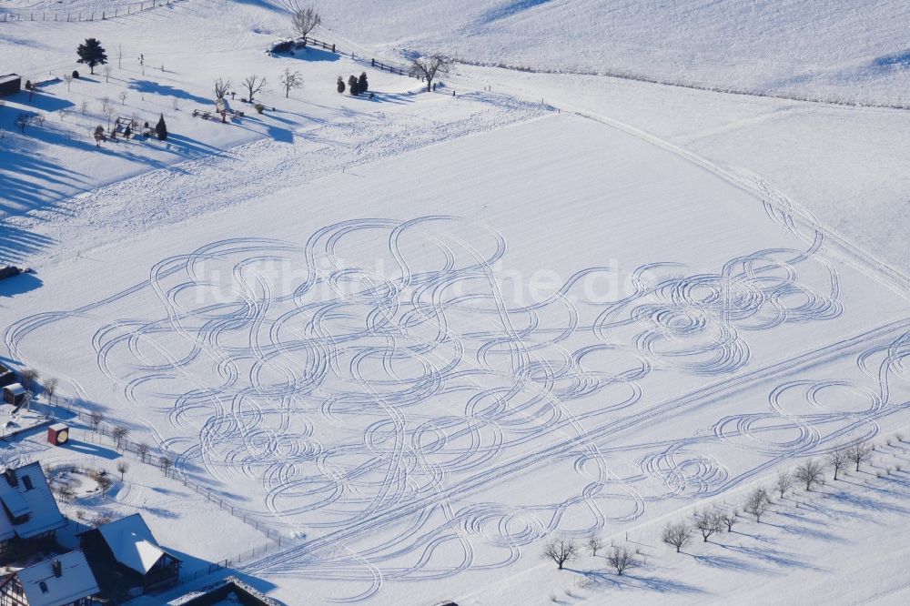 Luftaufnahme Witzenhausen - Winterlich schneebedeckte Strukturen auf landwirtschaftlichen Feldern im Ortsteil Kleinalmerode in Witzenhausen im Bundesland Hessen