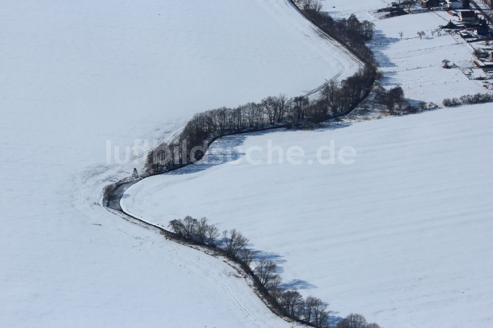 Nauen aus der Vogelperspektive: Winterlich schneebedeckte Strukturen auf landwirtschaftlichen Feldern im Ortsteil Markee in Nauen im Bundesland Brandenburg