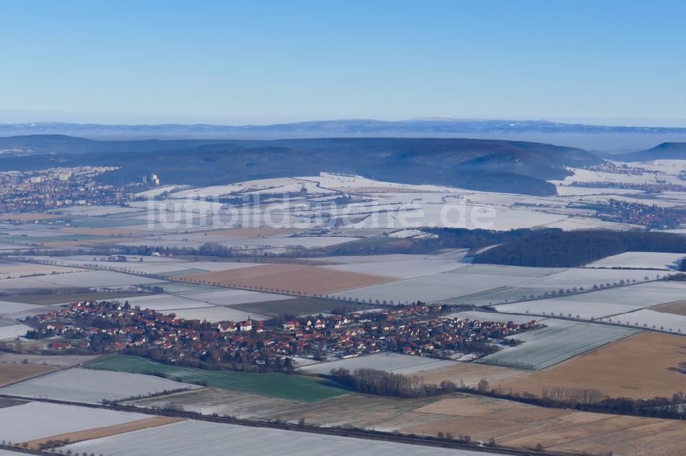 Rosdorf aus der Vogelperspektive: Winterlich schneebedeckte Strukturen auf landwirtschaftlichen Feldern im Ortsteil Mengershausen in Rosdorf im Bundesland Niedersachsen