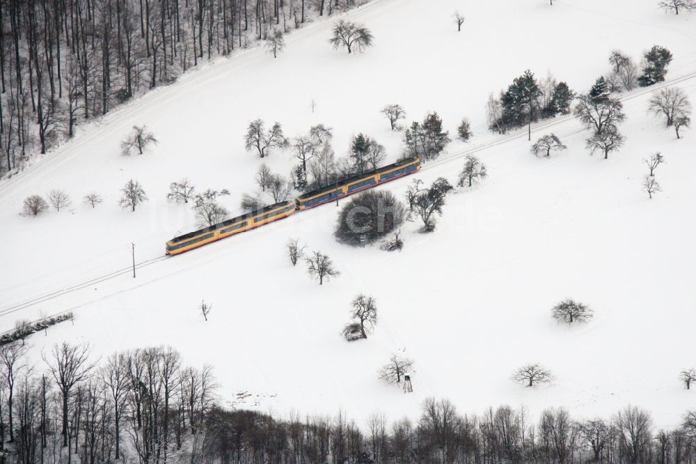 Luftbild Waldbronn - Winterlich schneebedeckte Strukturen auf landwirtschaftlichen Feldern im Ortsteil Reichenbach in Waldbronn im Bundesland Baden-Württemberg