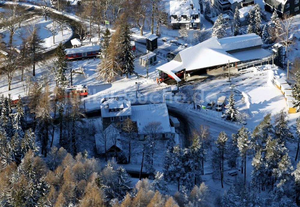 Luftbild Obstfelderschmiede - Winterlich schneebedeckte Talstation der Oberweißbacher Bergbahn und Schwarzatalbahn in Obstfelderschmiede im Bundesland Thüringen