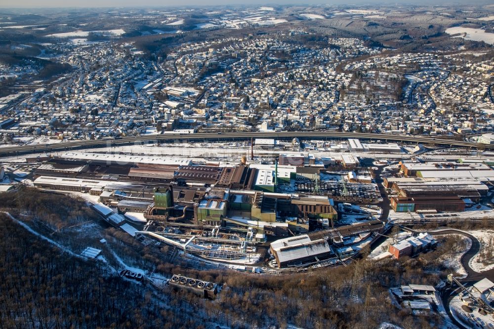 Siegen aus der Vogelperspektive: Winterlich schneebedeckte technische Anlagen und Produktionshallen des Stahlwerkes Deutsche Edelstahlwerke GmbH in Siegen im Bundesland Nordrhein-Westfalen