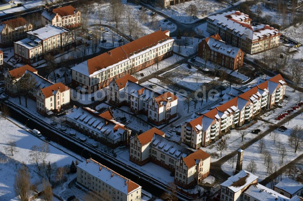 Luftaufnahme Burg - Winterlich schneebedeckte Verwaltungsgebäude der Stadt Burg in Burg im Bundesland Sachsen-Anhalt