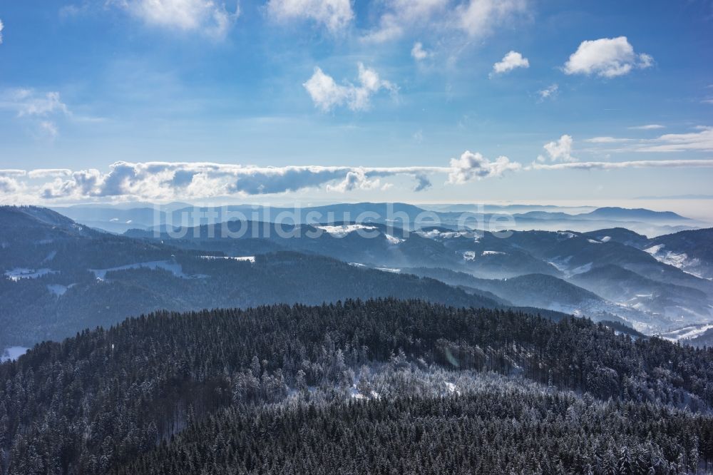 Seebach aus der Vogelperspektive: Winterlich schneebedeckte Wald- und Berglandschaft in Seebach im Bundesland Baden-Württemberg