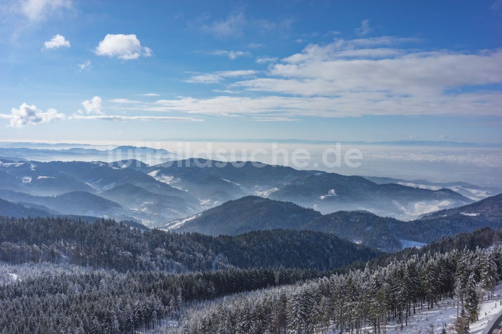 Luftbild Seebach - Winterlich schneebedeckte Wald- und Berglandschaft in Seebach im Bundesland Baden-Württemberg