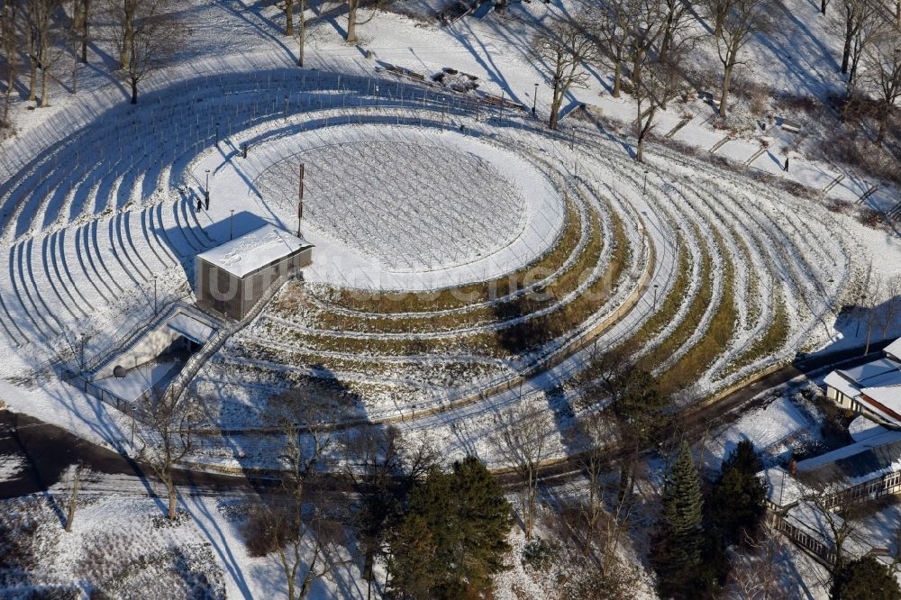 Luftaufnahme Brandenburg an der Havel - Winterlich schneebedeckte Wasserwerk - Hochspeicher Anlage in Brandenburg an der Havel im Bundesland Brandenburg