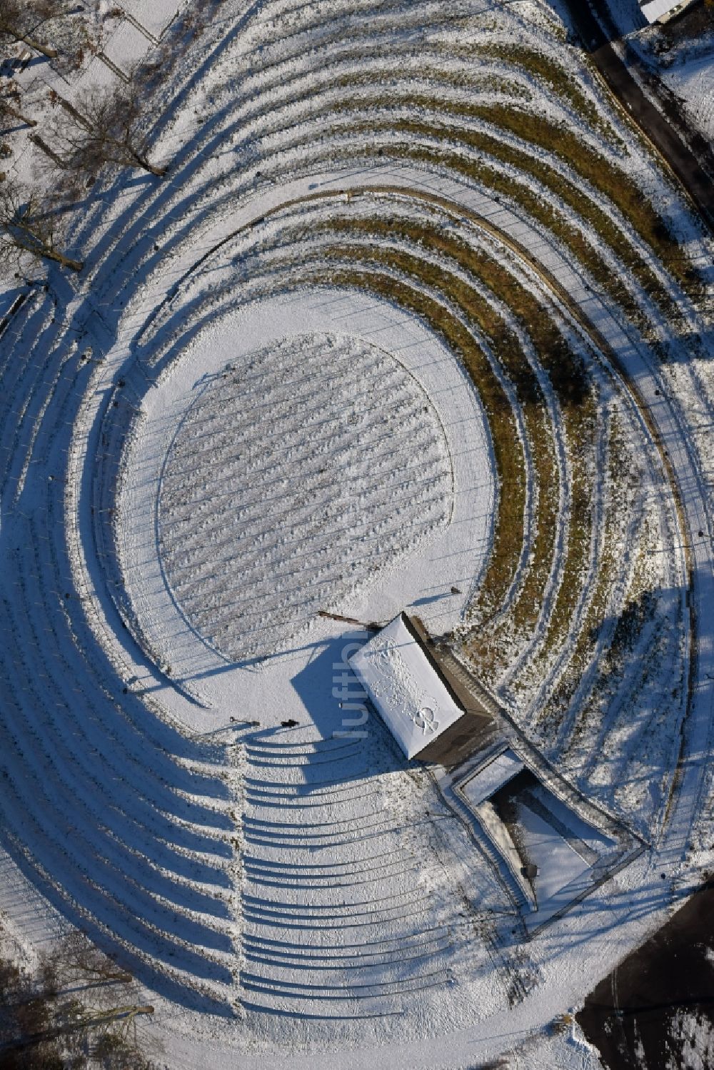 Brandenburg an der Havel von oben - Winterlich schneebedeckte Wasserwerk - Hochspeicher Anlage in Brandenburg an der Havel im Bundesland Brandenburg