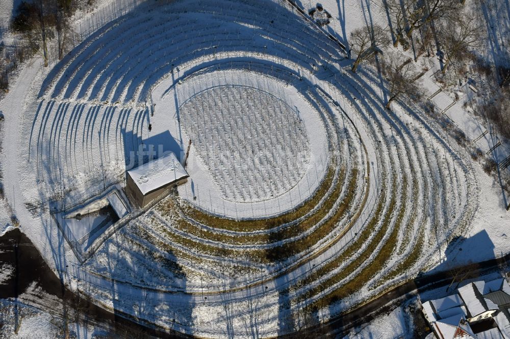 Brandenburg an der Havel aus der Vogelperspektive: Winterlich schneebedeckte Wasserwerk - Hochspeicher Anlage in Brandenburg an der Havel im Bundesland Brandenburg