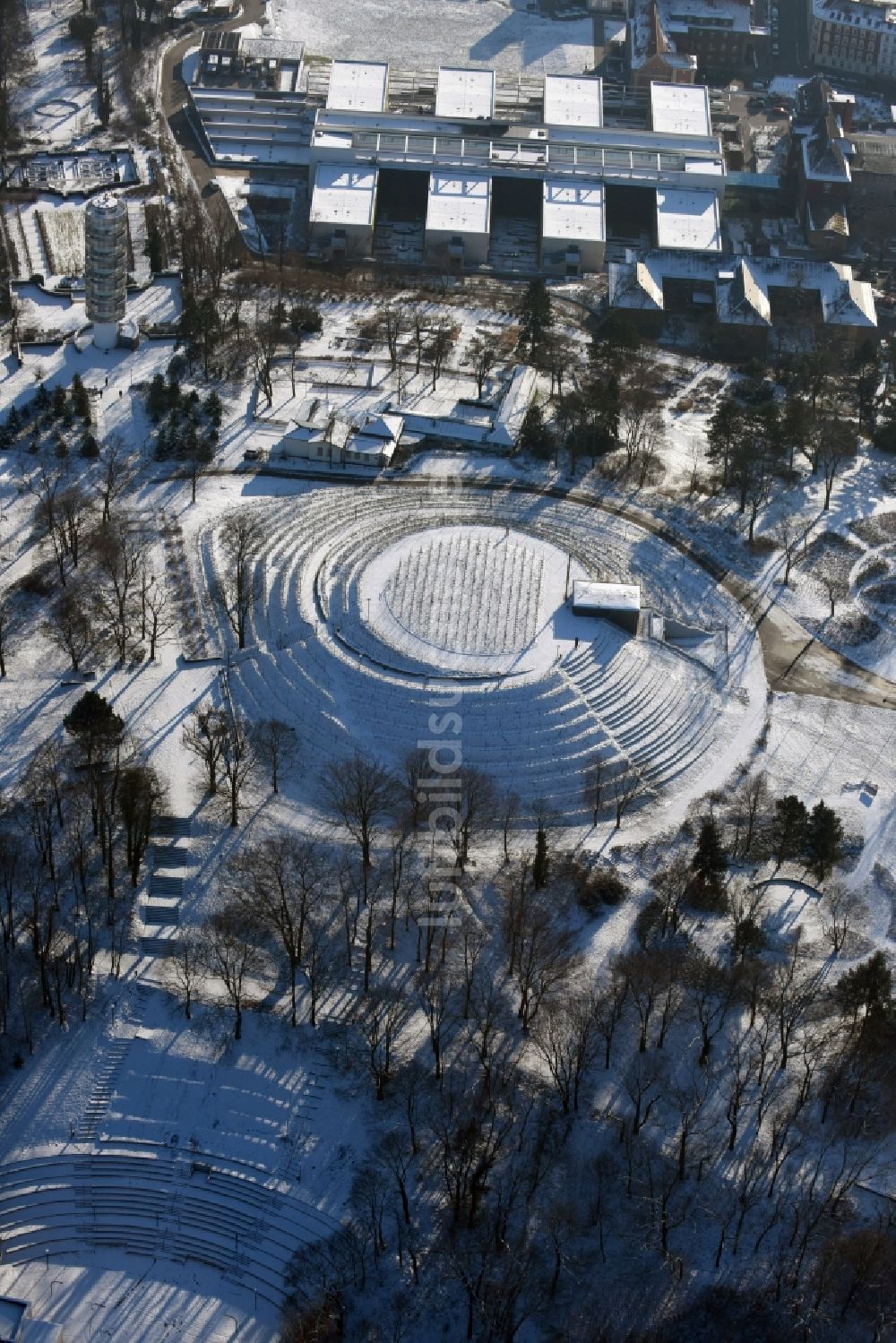 Brandenburg an der Havel aus der Vogelperspektive: Winterlich schneebedeckte Wasserwerk - Hochspeicher Anlage in Brandenburg an der Havel im Bundesland Brandenburg