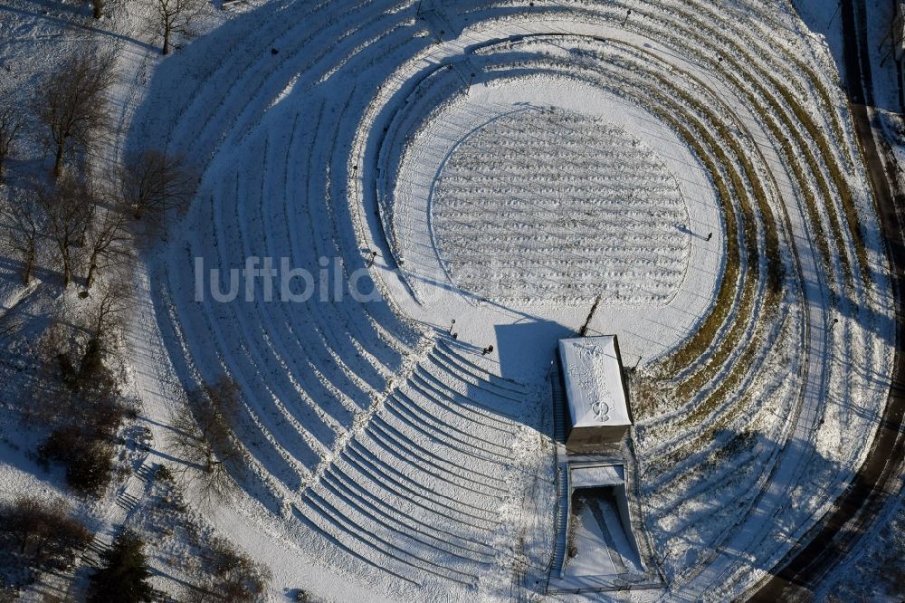 Luftaufnahme Brandenburg an der Havel - Winterlich schneebedeckte Wasserwerk - Hochspeicher Anlage in Brandenburg an der Havel im Bundesland Brandenburg