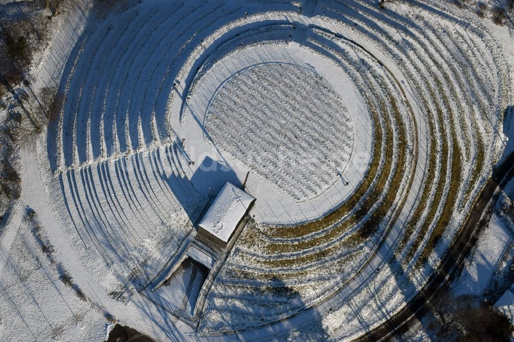 Brandenburg an der Havel aus der Vogelperspektive: Winterlich schneebedeckte Wasserwerk - Hochspeicher Anlage in Brandenburg an der Havel im Bundesland Brandenburg